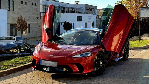 Gyönyörű McLaren GT autópályás vezetés 1