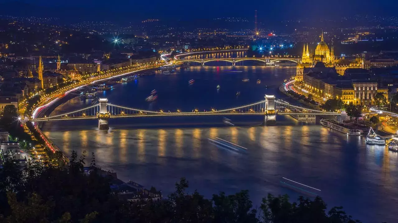 Éjszakai helikopterezés Budapest felett 1-3 fő részére fő kép