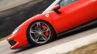 Próbáld ki a Ferrari 296 GTB-t egy felejthetetlen közúti élményvezetésen!