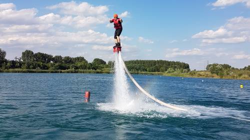 Flyboard élmény tengerkék tavon Budapest szélén 1