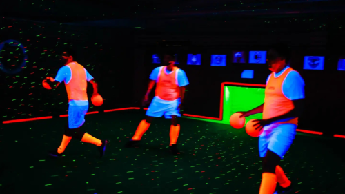 Dobd be magad! – Neon Dodgeball, azaz UV Kidobós élmény Budapesten 5
