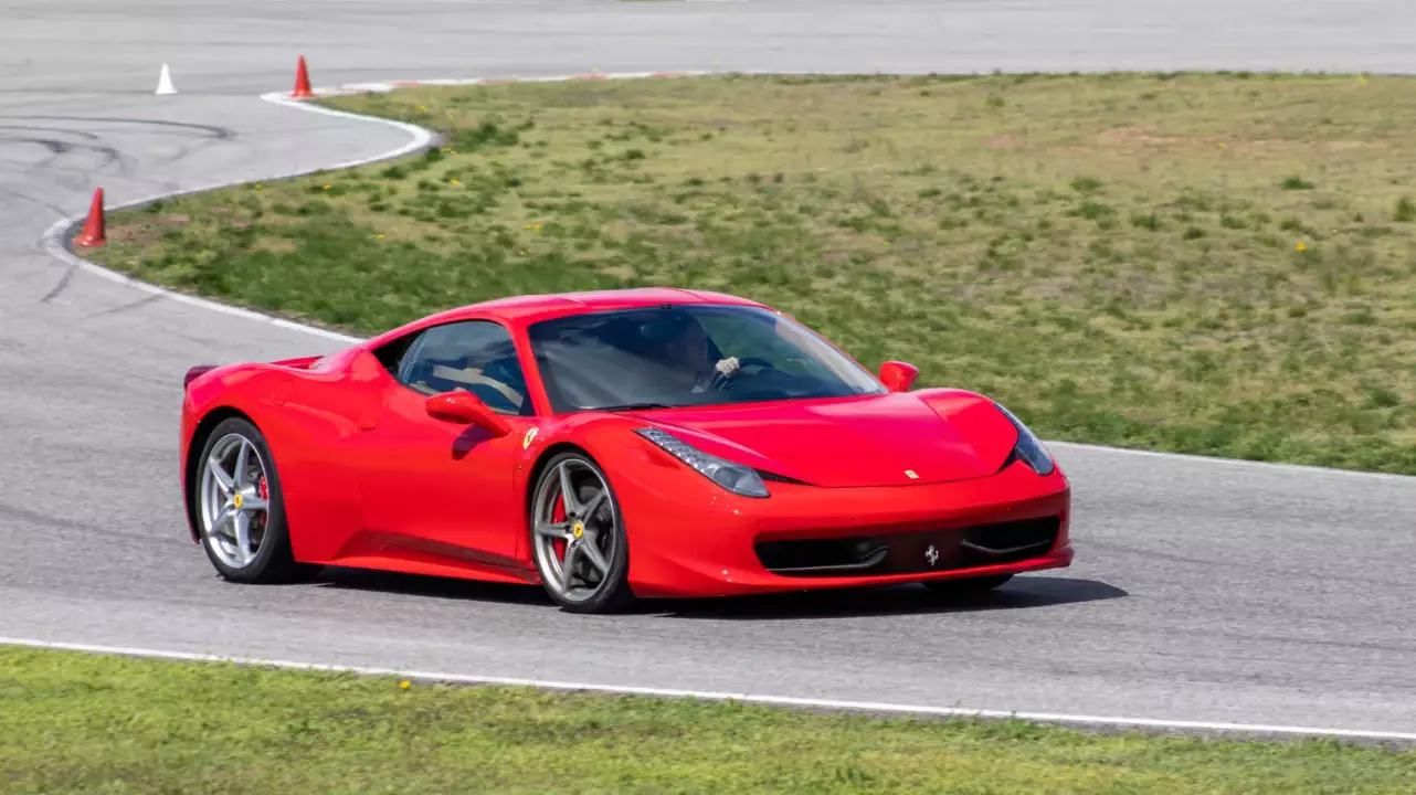 Ferrari 458 élményvezetés az M-Ringen – hétköznap/hétvégén fő kép