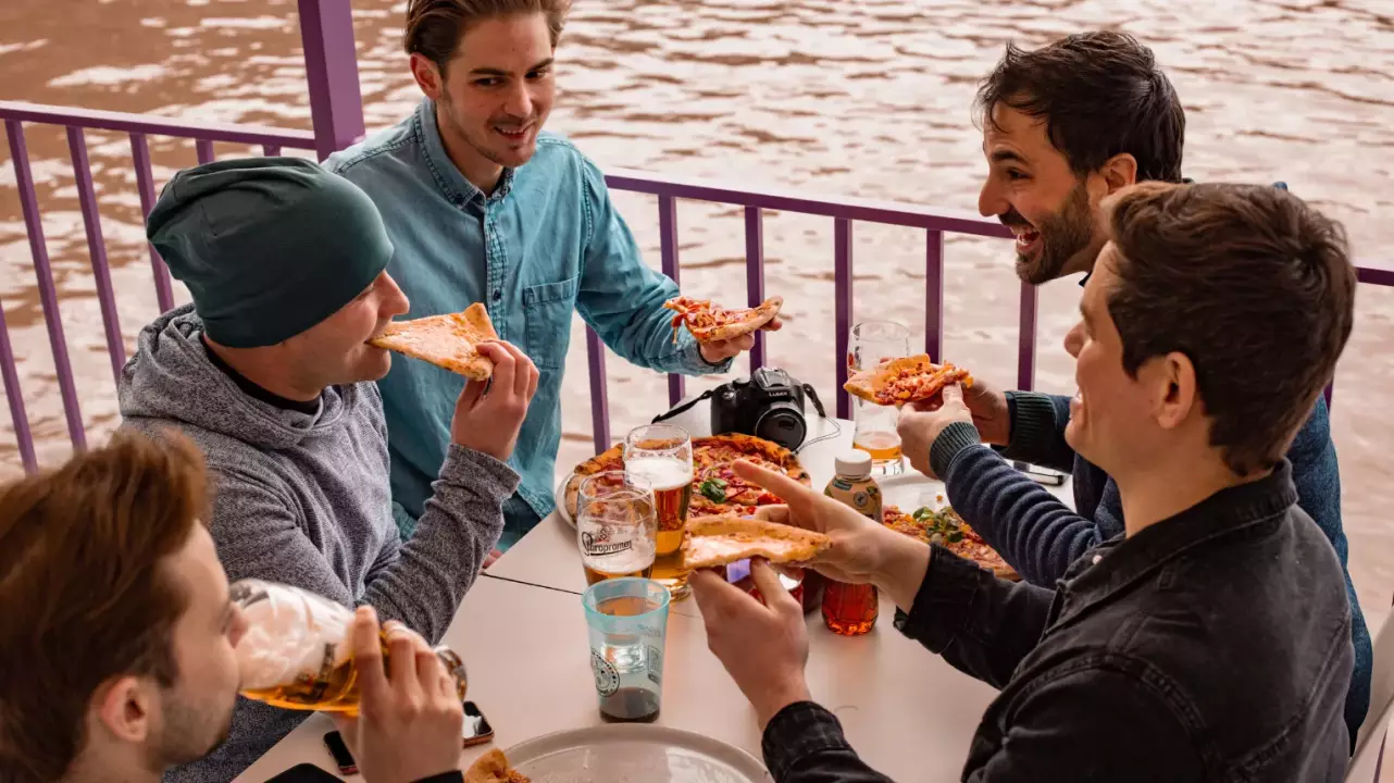 Ínycsiklandó élmény a Dunán! - Budapest Pizza Hajó fő kép