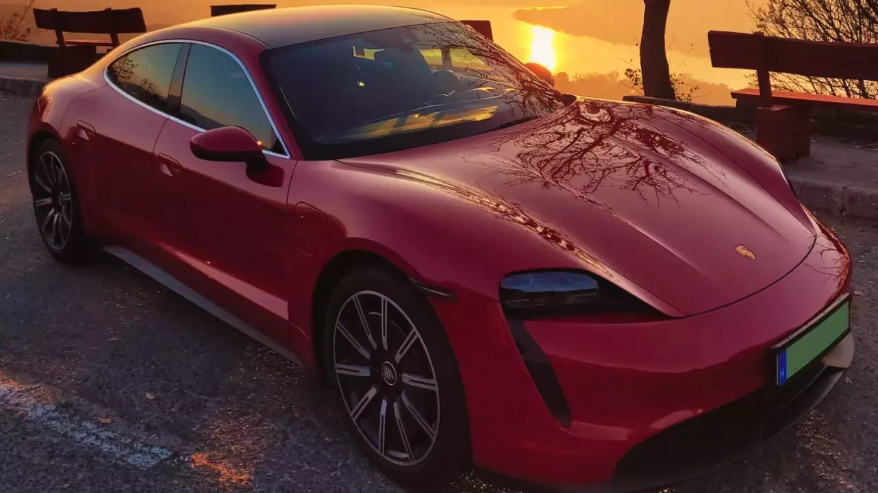 Porsche Taycan 4S utcai élményautózás fő kép