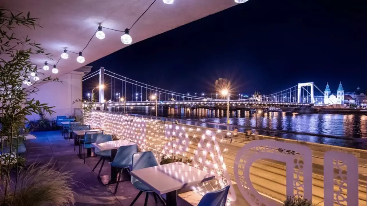 Romantikus vacsora kettesben gyönyörű panorámával a Rudas Bistróban fő kép